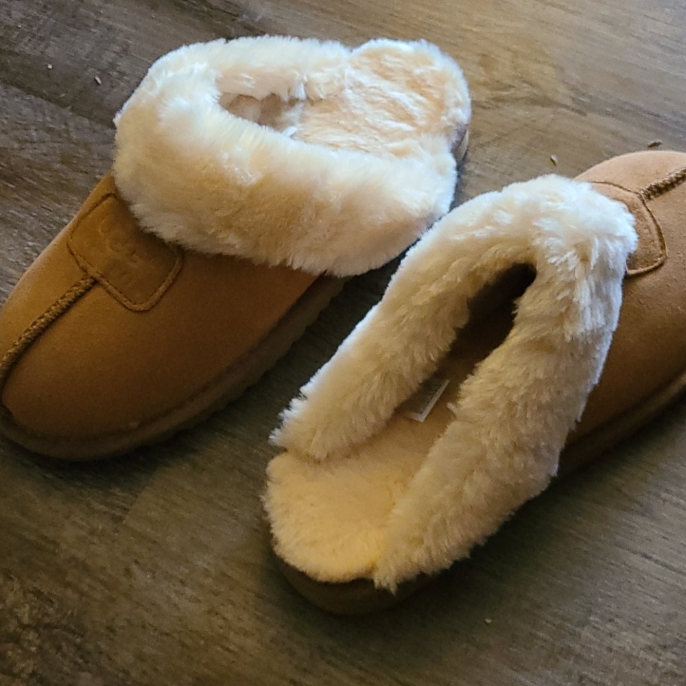 NWOT Ugg slipper